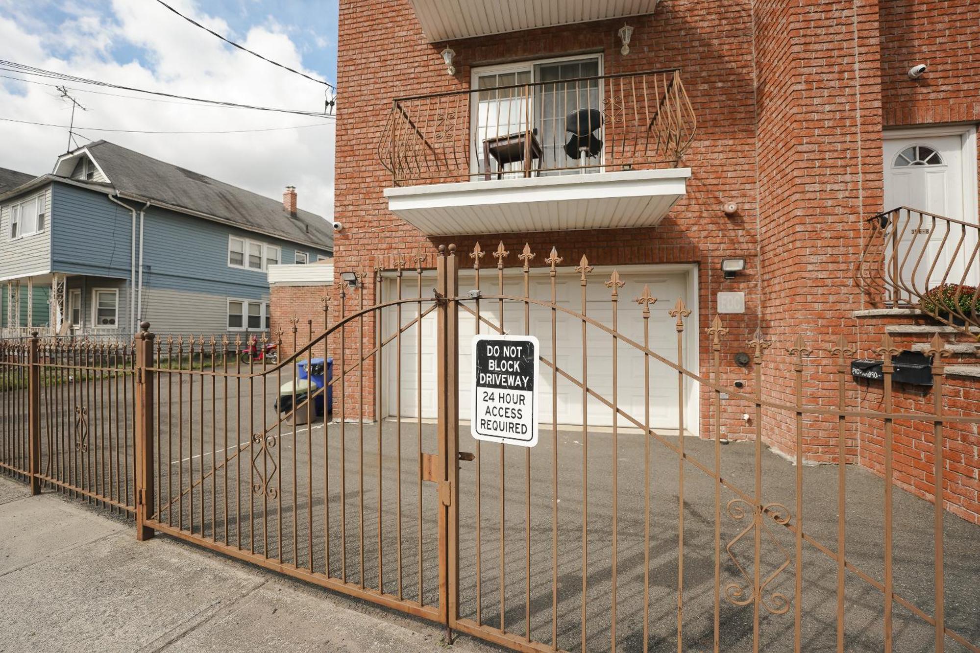 Liberty Gem Brick House - 3 Apartment