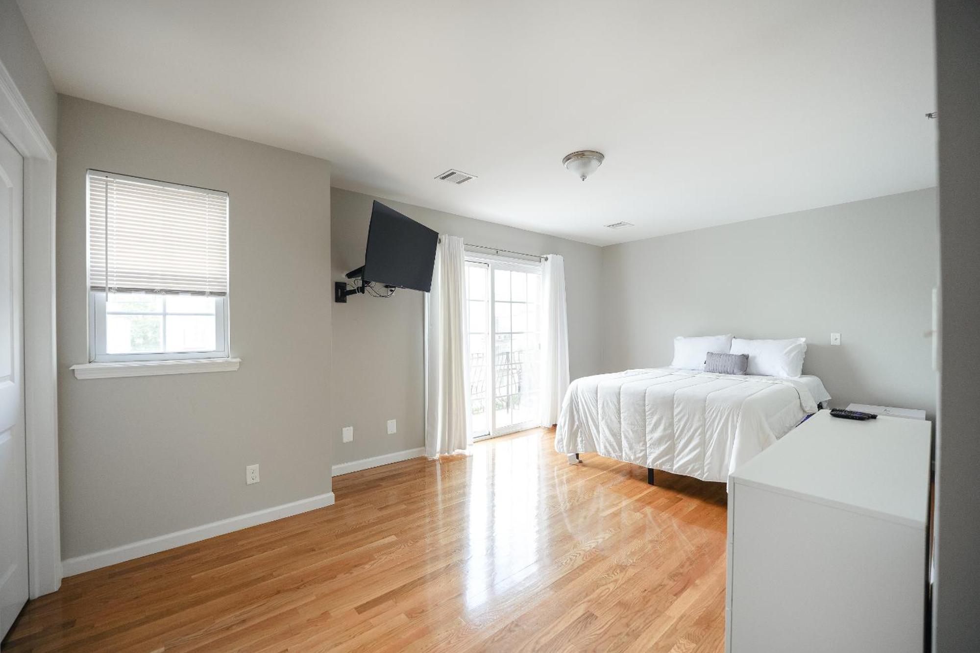 Liberty Gem Brick House - 3 Apartment *