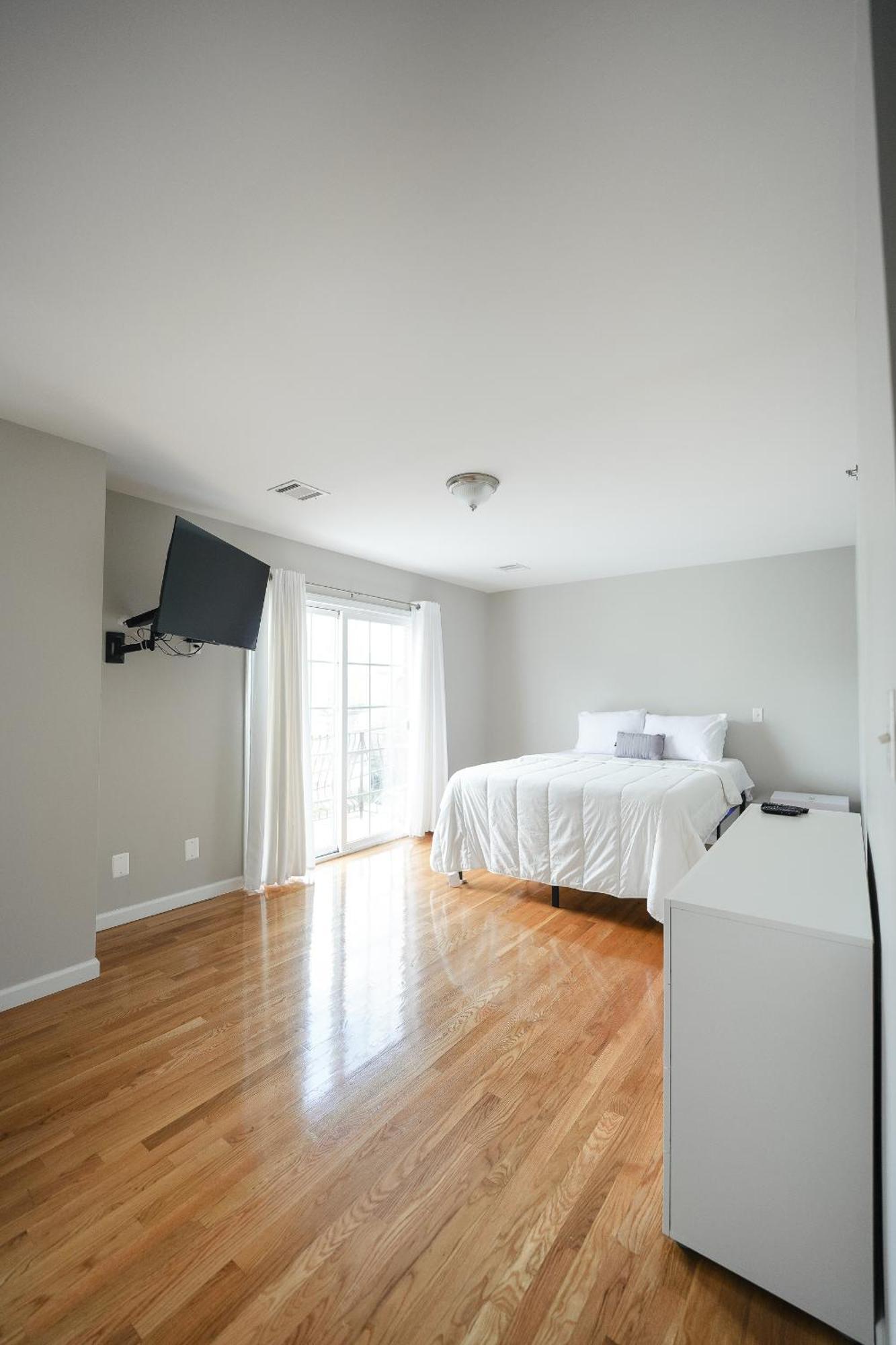 Liberty Gem Brick House - 3 Apartment *